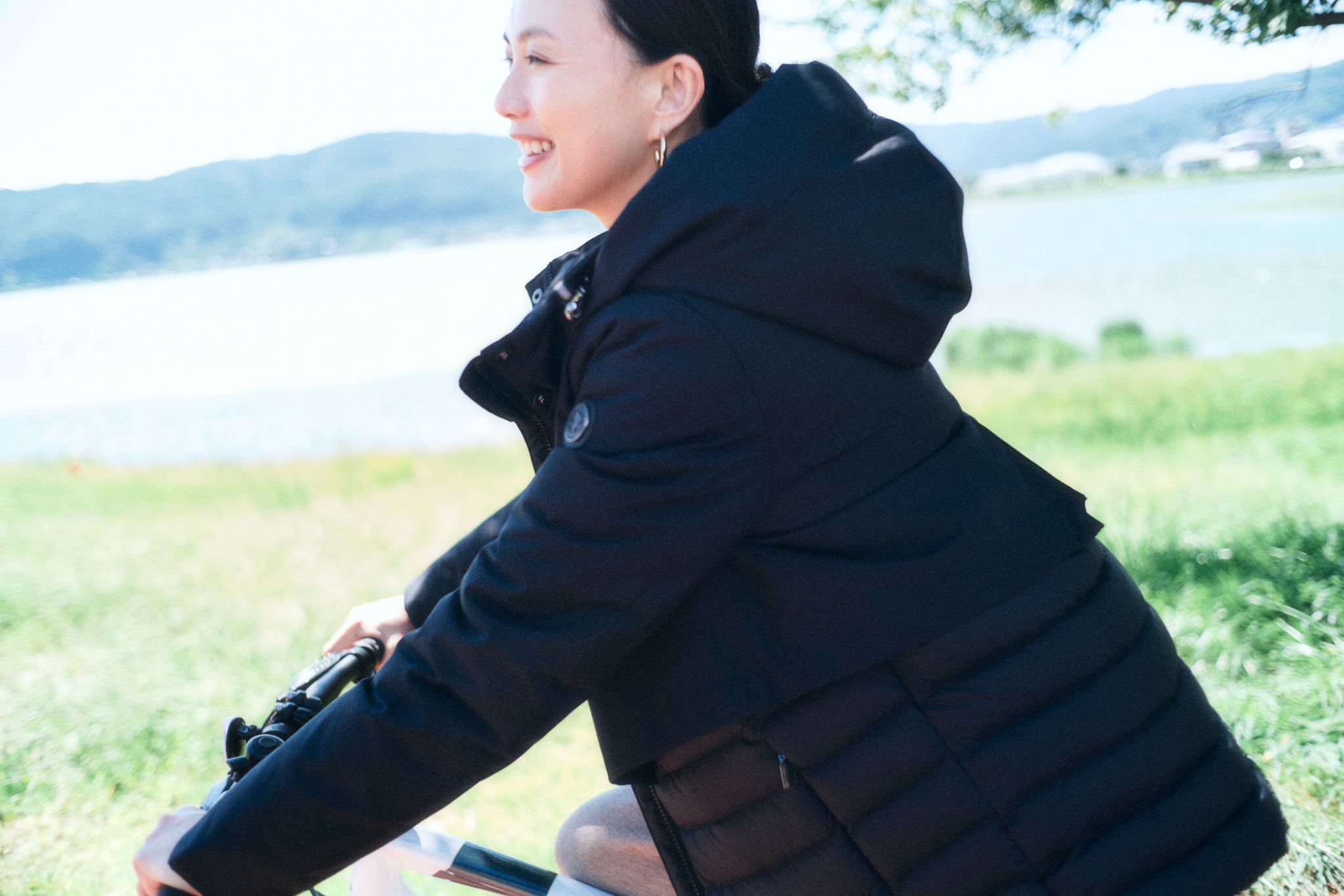 CASABLANCAを着用し自転車に乗る臼田あさ美